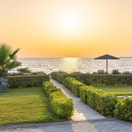 Sandoa - Beachfront *