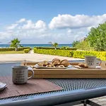 Sandoa - Beachfront Lägenhet *