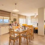 Sandoa - Beachfront Apartment *