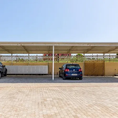 Sandoa - Beachfront Апартаменты