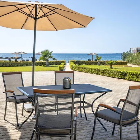 Sandoa - Beachfront Апартаменты Миния