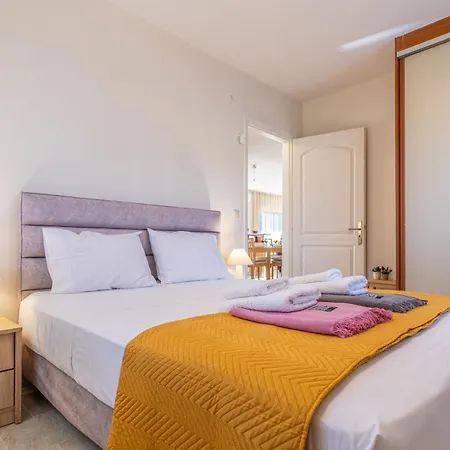 Sandoa - Beachfront Апартаменты