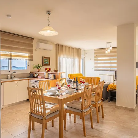 Sandoa - Beachfront Апартаменты *