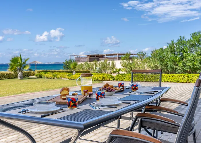 Sandoa - Beachfront Apartment Minia