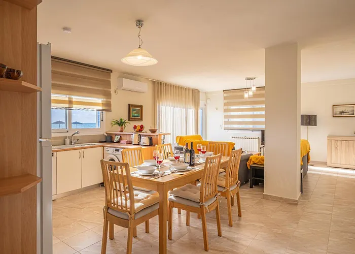 Sandoa - Beachfront Apartment *